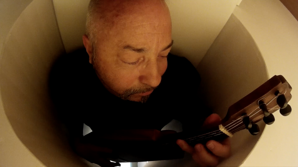 Carlos Zárate toca la guitarra en el interior de la resonancia magnética